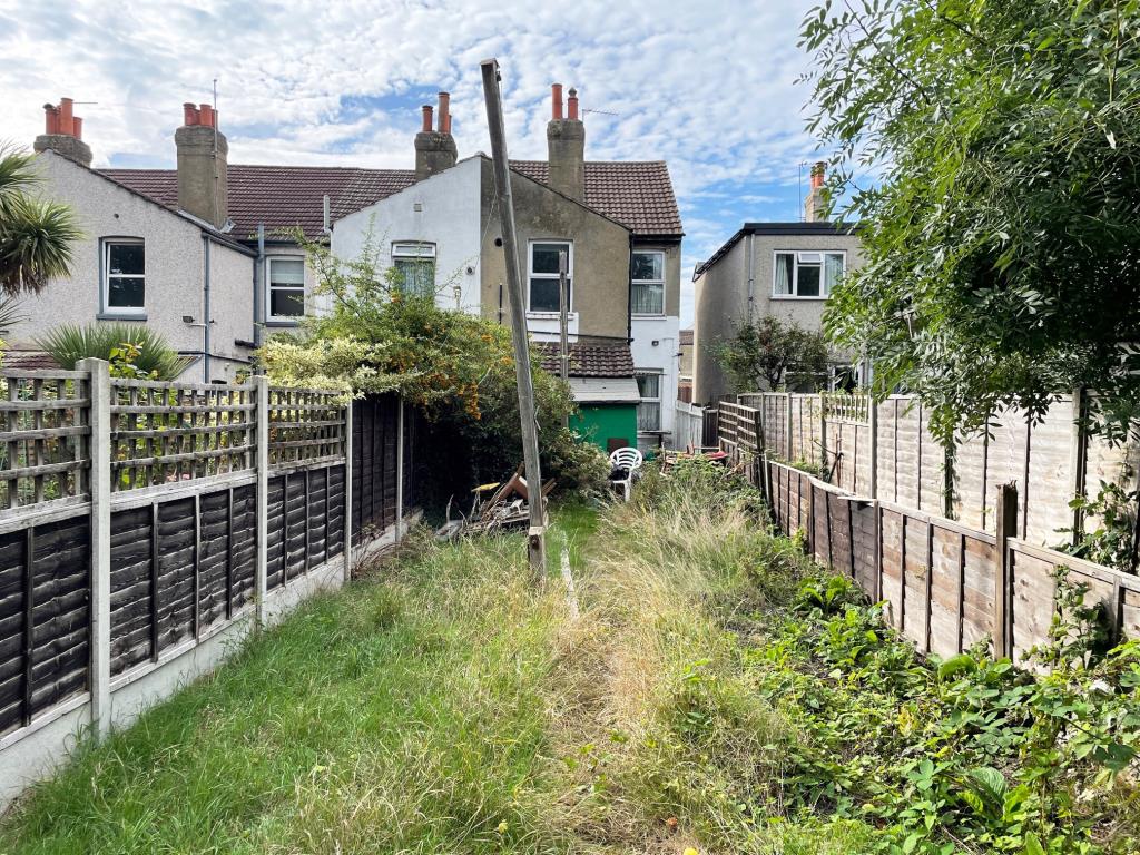 Lot: 143 - END-TERRACE HOUSE FOR IMPROVEMENT -